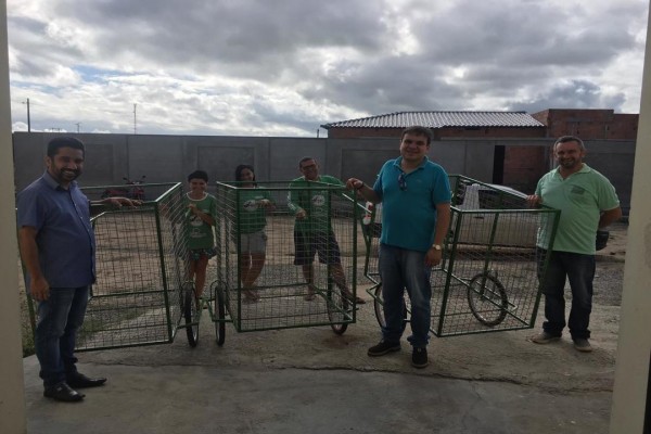 CPAC entrega carrinhos para coleta seletiva em Moita Bonita