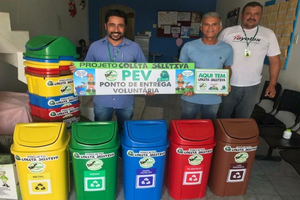 Consórcio Público entrega coletores de materiais recicláveis a Secretaria Municipal de Educação de Areia Branca
